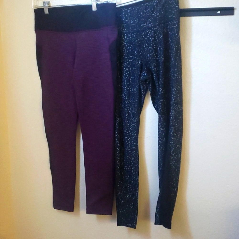 A pair 📦 of 2 active leggings